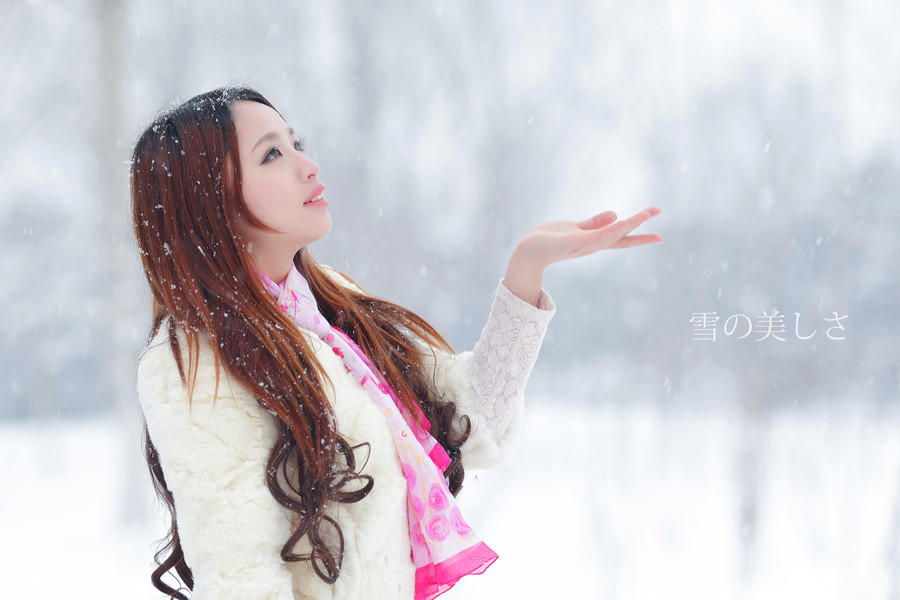 美女迷人雪景外拍