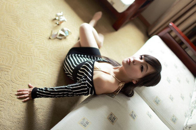 沙发上的曼妙少女