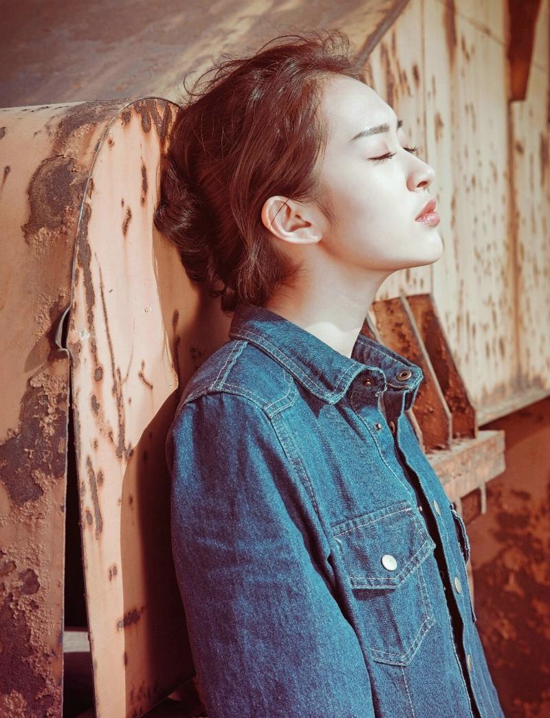 气质牛仔女青年