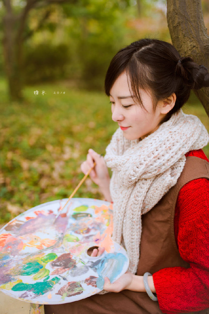 爱画画的调皮小姑娘