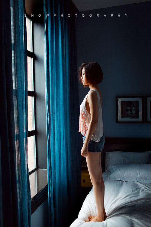 女孩子在窗的这边