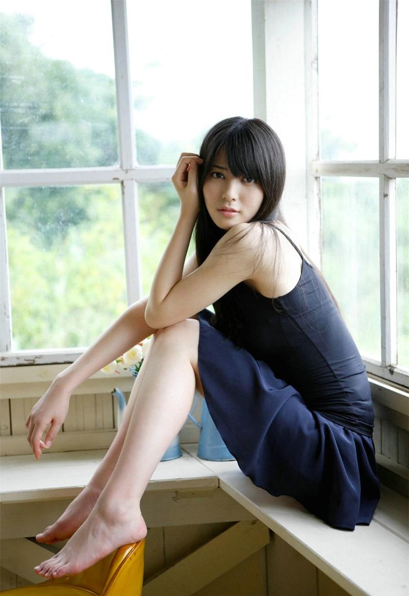 清纯美女吊带装