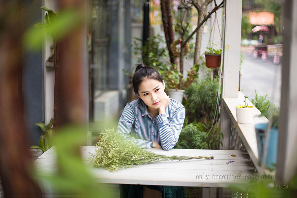 邻家姑娘甜美的微笑