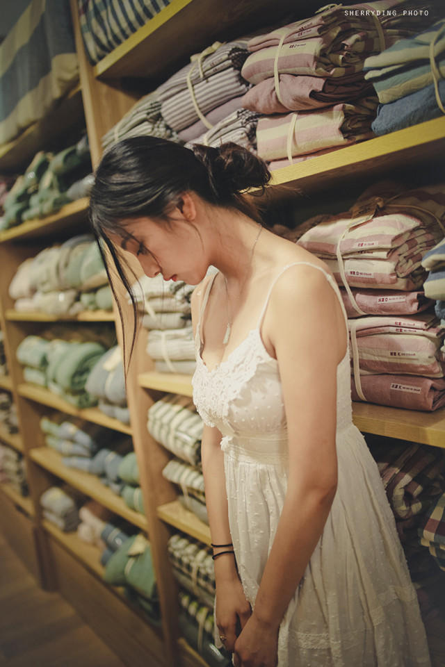 吊带蕾丝裙美女