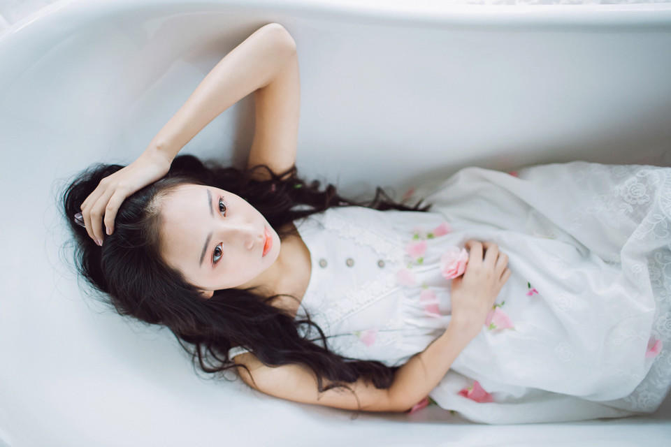 安静女孩浴室里的花语