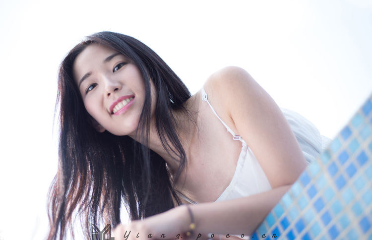 少女阳关绿林中