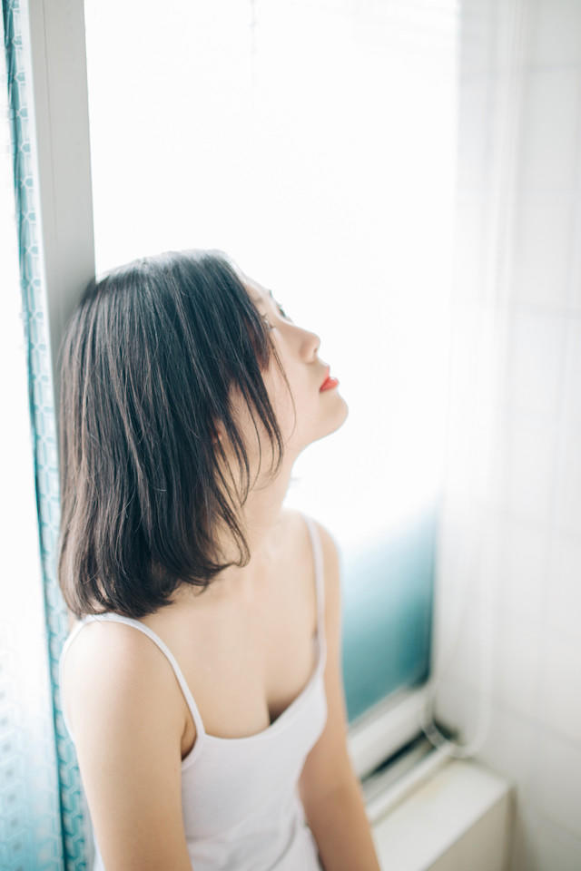 短发娇嫩小美眉