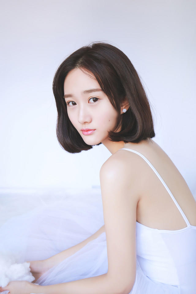 清新短发纯真少女