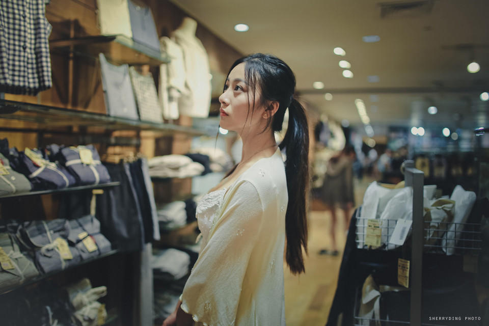 吊带蕾丝裙美女