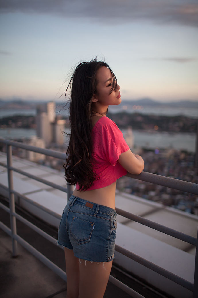 晴空下的妩媚少女