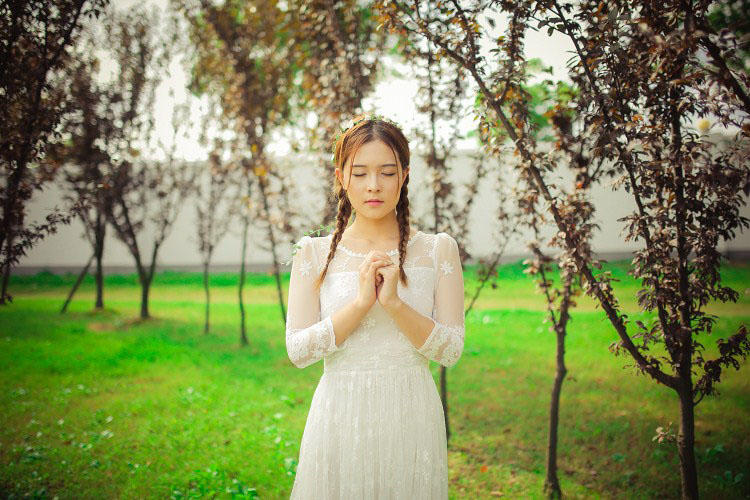 长裙美女的户外