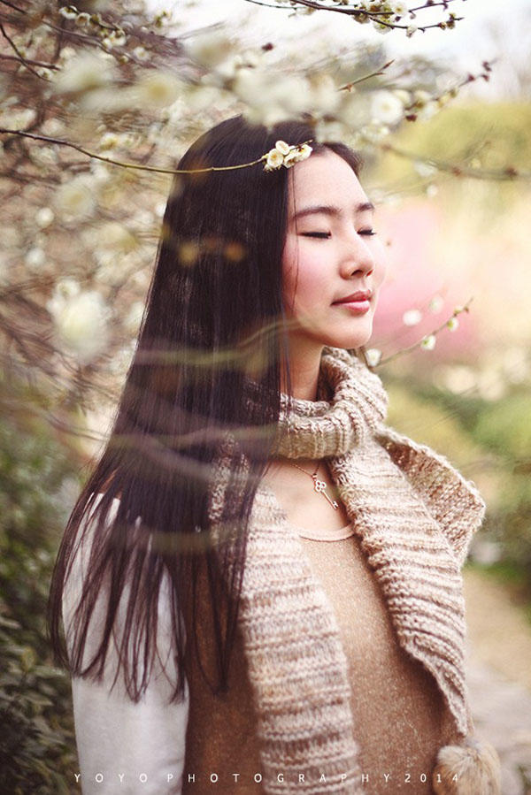 桃花下的娇艳女孩