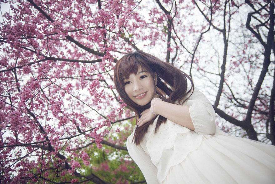 樱花树下的丽人