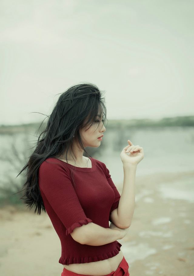 红衣女子河边上