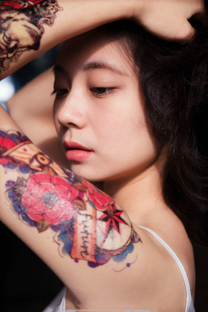 纹身少女的妖娆