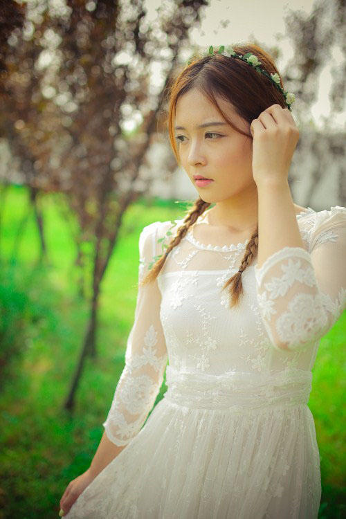 长裙美女的户外