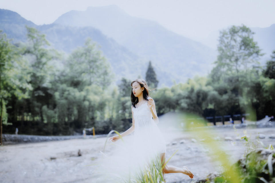 少女吊带连衣裙