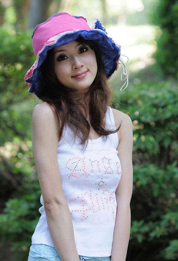 张凯洁林间小道写真