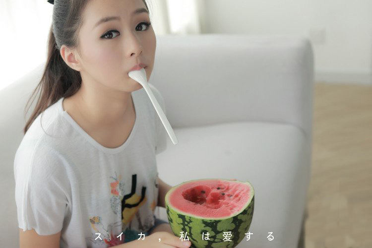 可爱妹子吃西瓜
