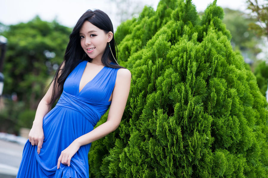 蓝色长裙大眼睛性感美女