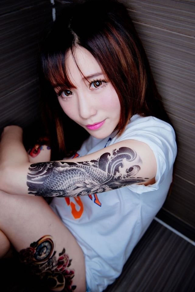 纹身少女的大眼魅惑