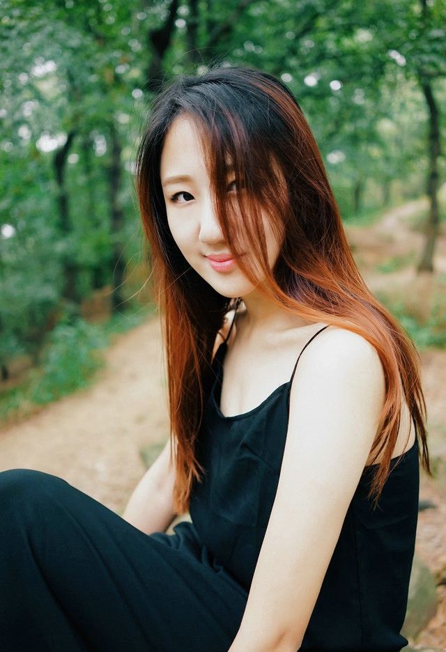 气质美女黑色吊带裙