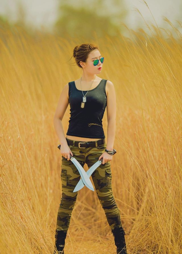 墨镜军装女孩