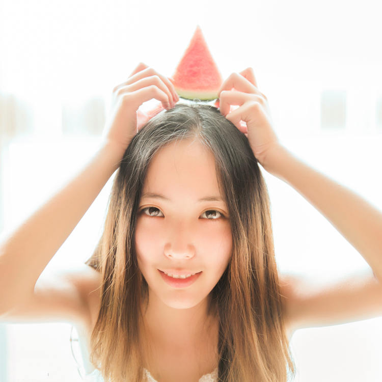 嘟嘴可爱的西瓜少女