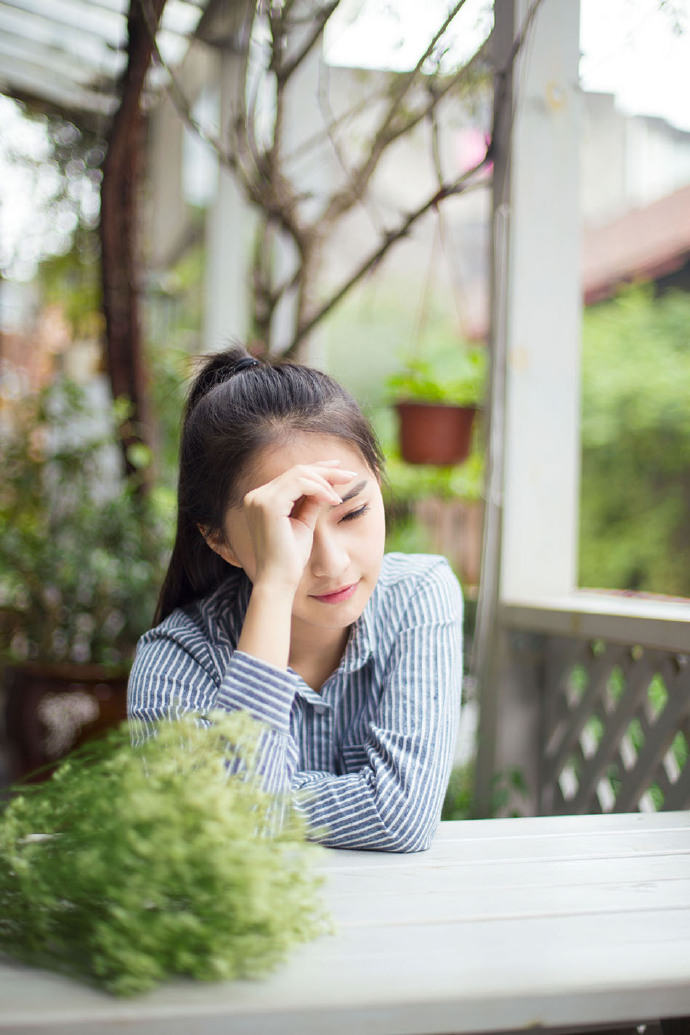 邻家姑娘甜美的微笑