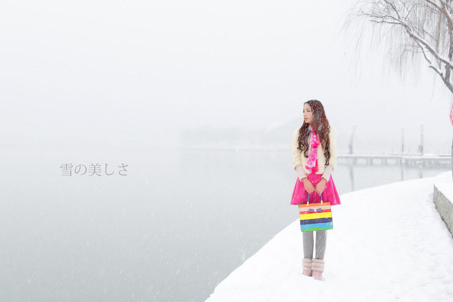 美女迷人雪景外拍