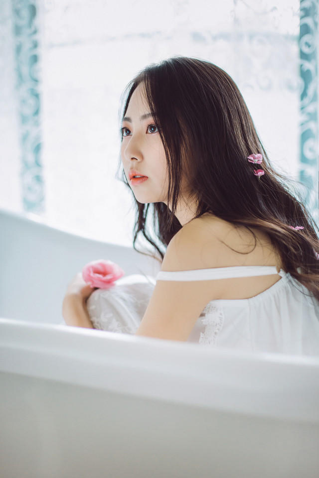 安静女孩浴室里的花语