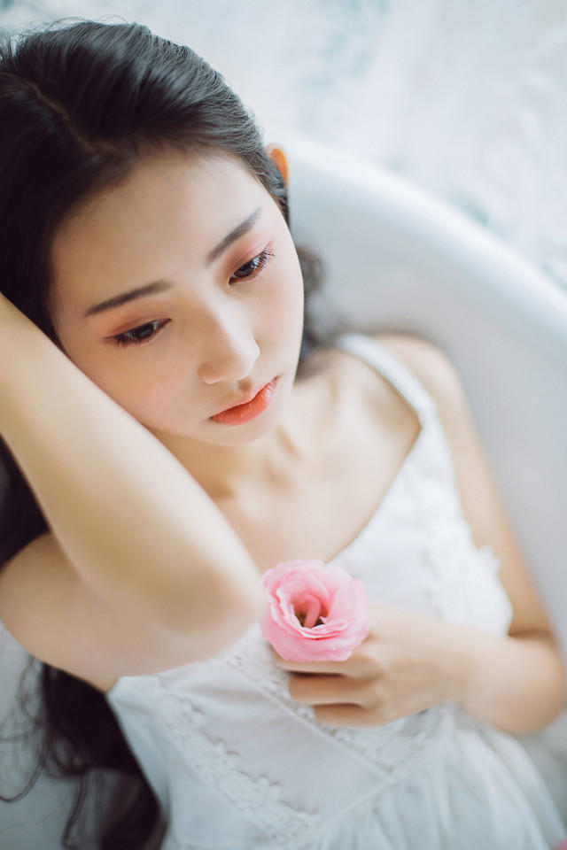 安静女孩浴室里的花语