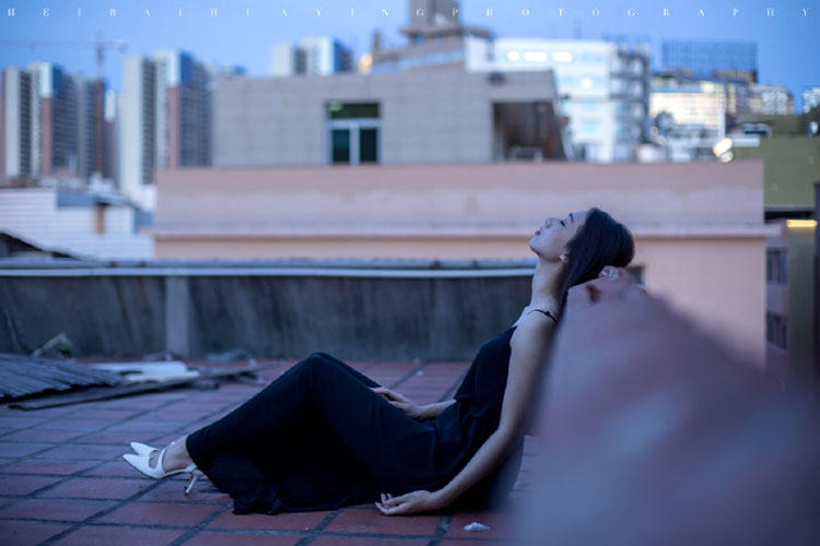 黑裙少女屋顶上的休憩