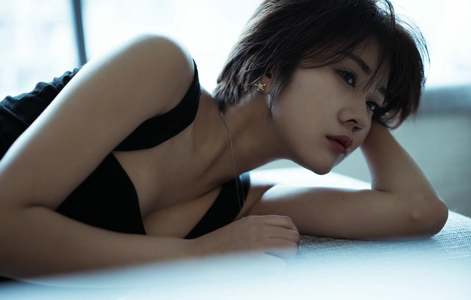 冷傲的短发宅女