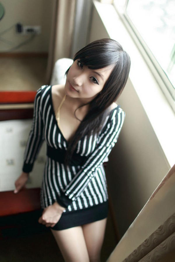 沙发上的曼妙少女