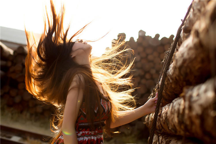 木工厂里的少女