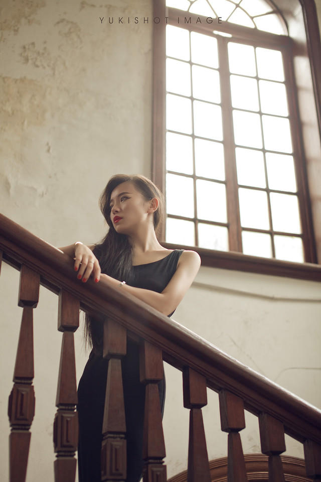 冷艳妩媚的美女