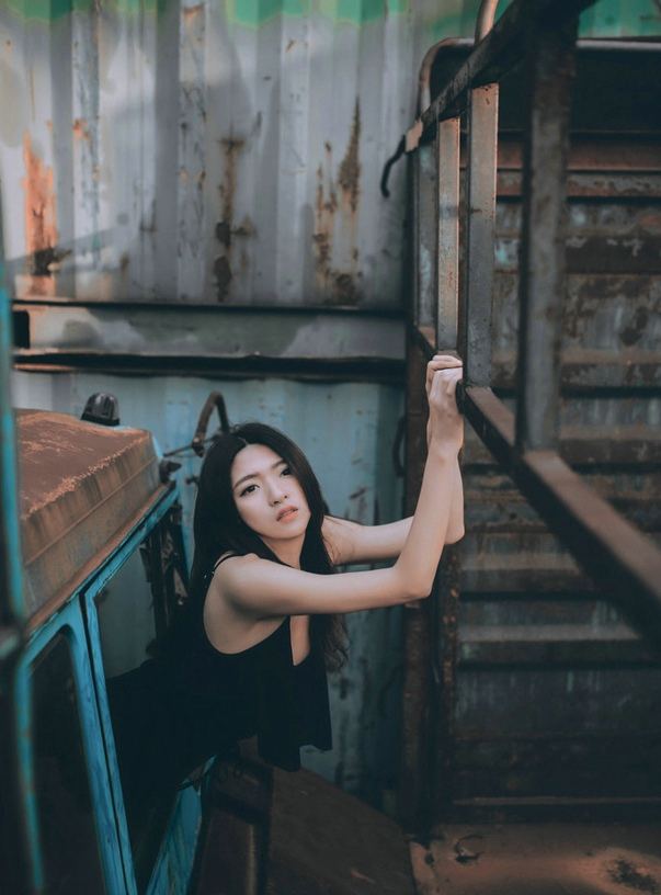 夕阳下的天台妹子