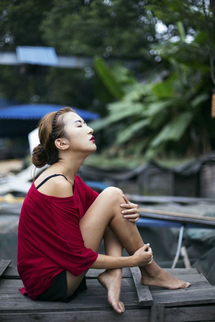 红唇娇艳性感姑娘