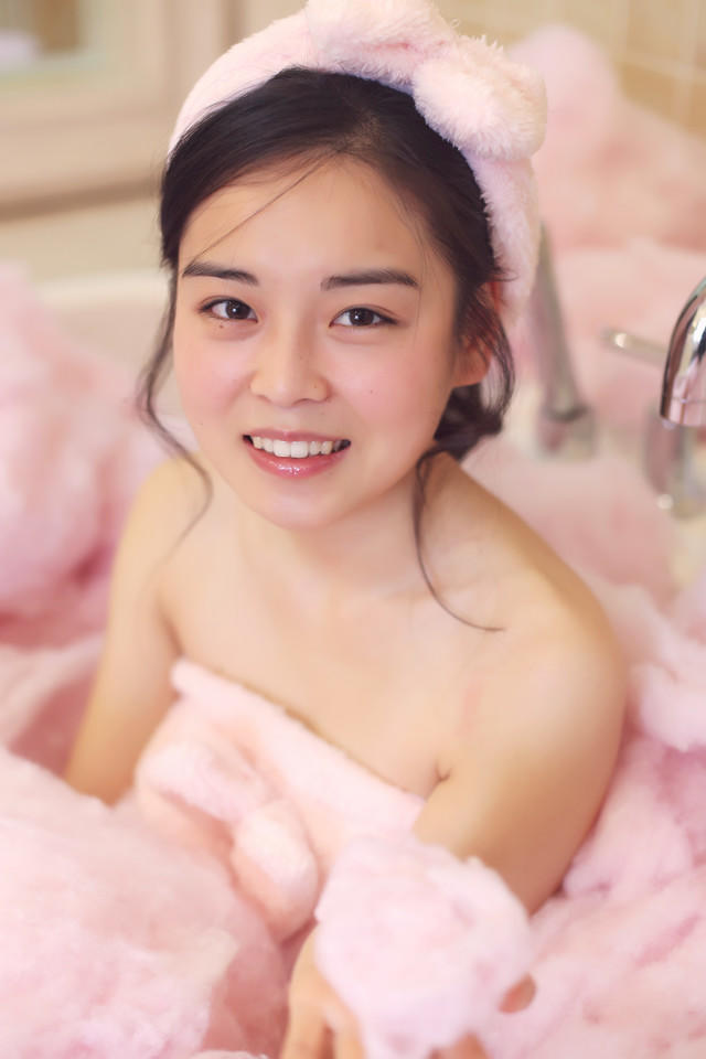 粉嫩女孩浴室里