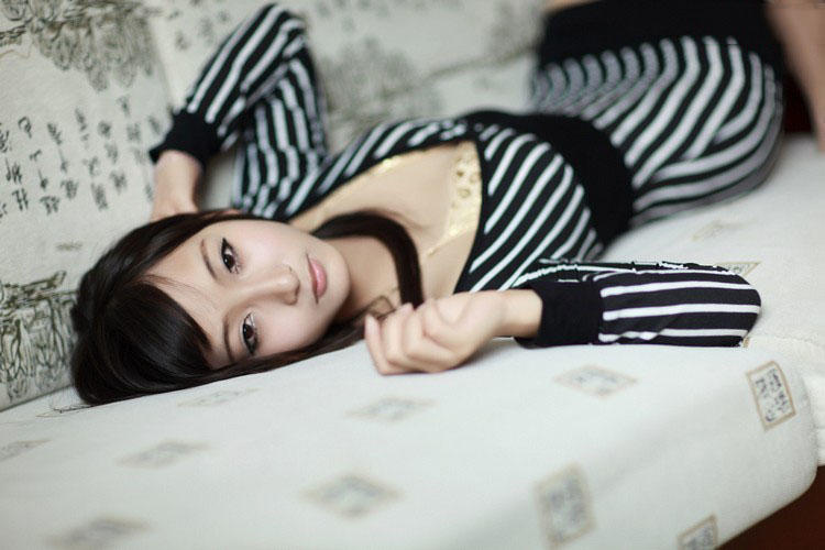 沙发上的曼妙少女