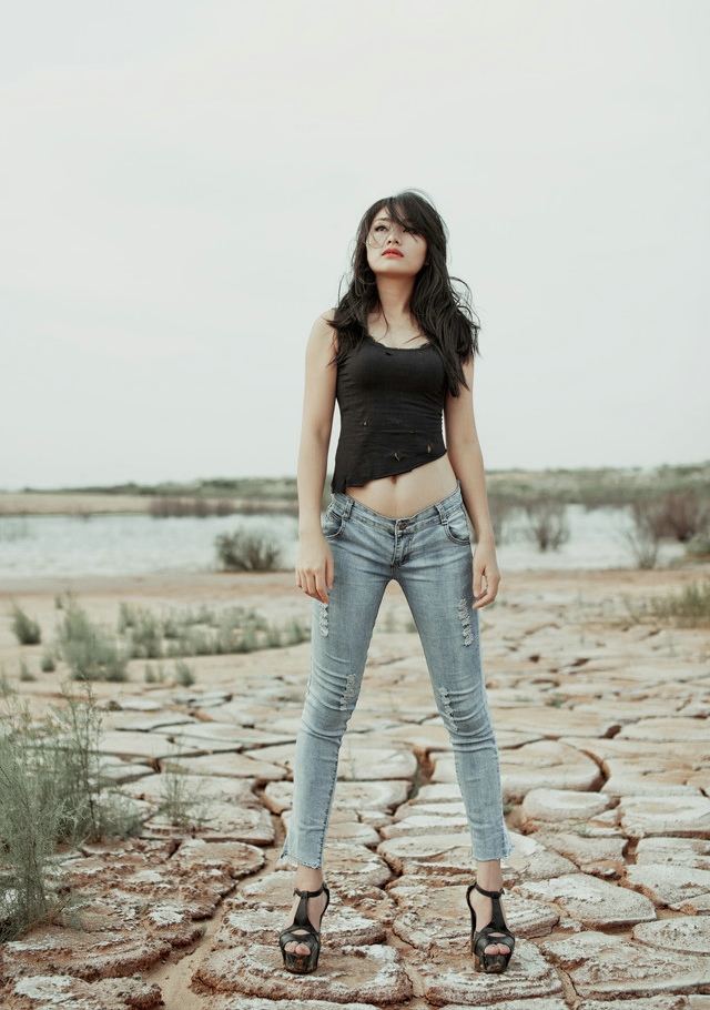 红衣女子河边上