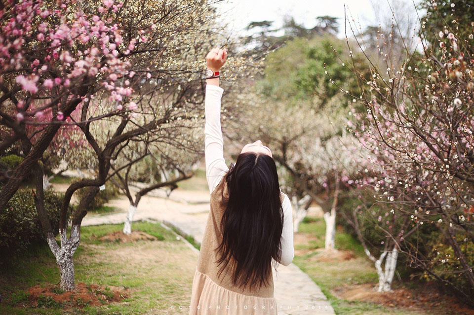 桃花下的娇艳女孩