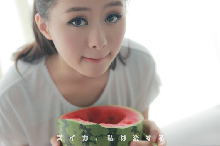 可爱妹子吃西瓜