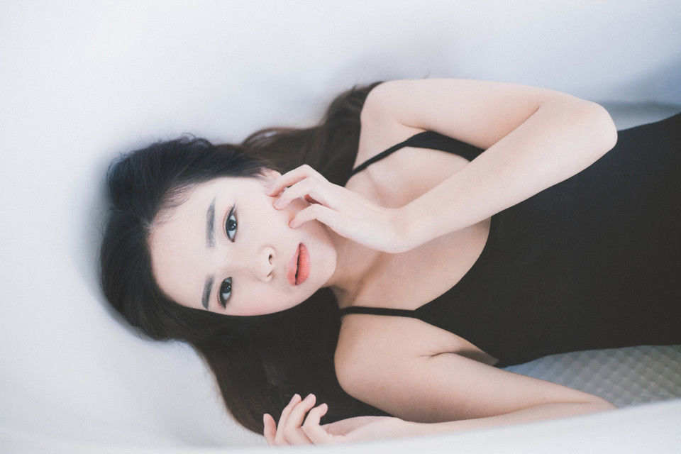 恬静吊带裙美人儿