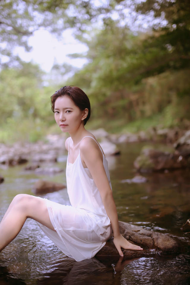 短发白色连衣裙美女