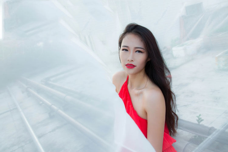 白纱遮掩下的美妙