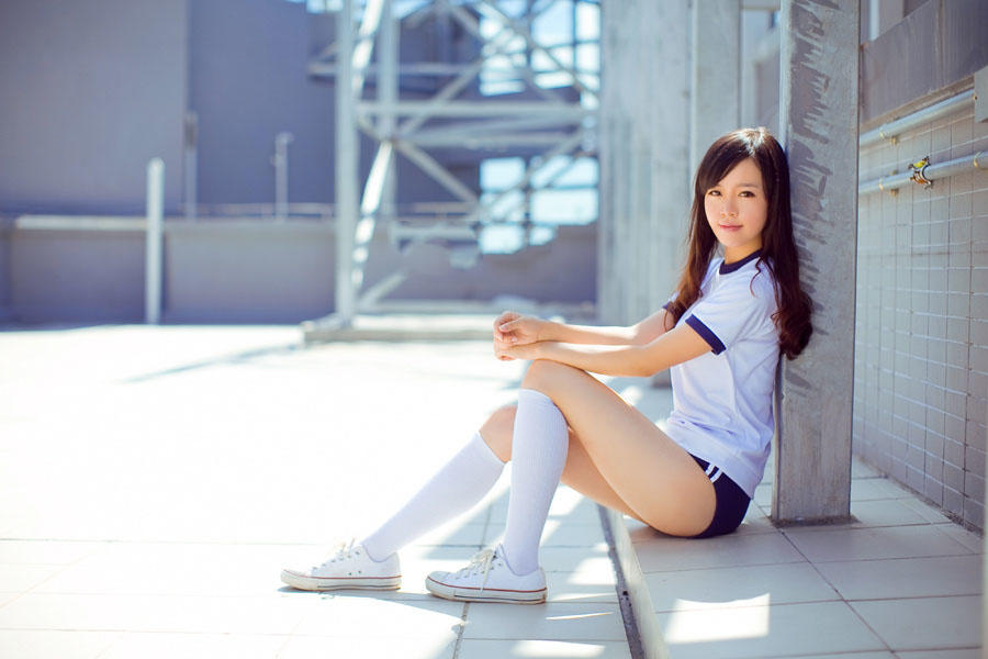可爱运动装少女