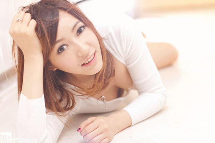 低胸事业线美女