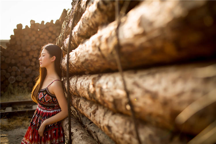 木工厂里的少女